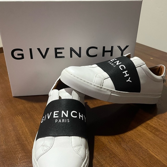 Beautiful Authentic Women’s Givenchy Sneakers Sz 9 - Picture 1 of 7